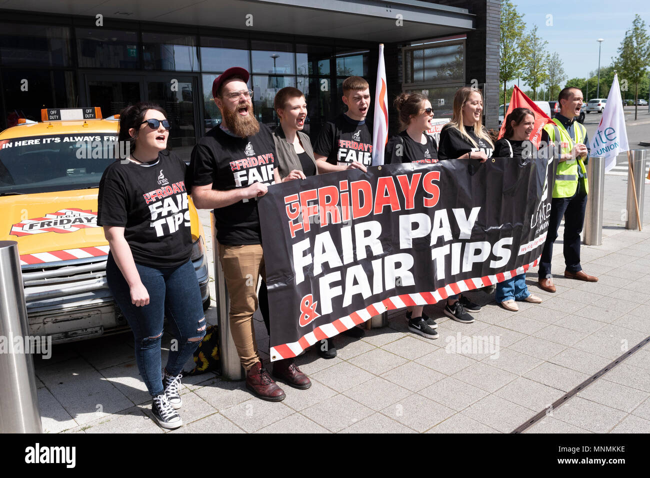 Milton Keynes, Royaume-Uni. 18 mai 2018. Le personnel d'attente au stade de la direction générale de MK TGI Fridays forment une ligne de piquetage à la première dans le série de grèves dans un différend au sujet de conseils. Crédit : David Isaacson/Alamy Live News Banque D'Images