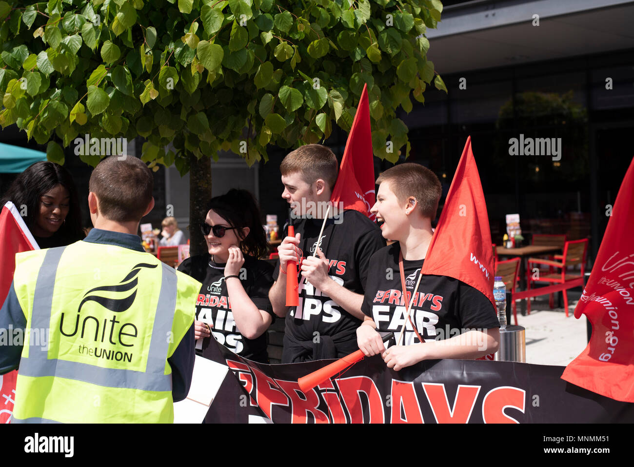 Milton Keynes, Royaume-Uni. 18 mai 2018. Le personnel d'attente au stade de la direction générale de MK TGI Fridays forment une ligne de piquetage à la première dans le série de grèves dans un différend au sujet de conseils. Crédit : David Isaacson/Alamy Live News Banque D'Images