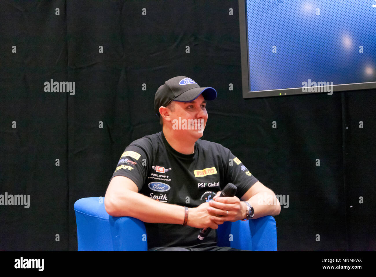 Stunt Driver, Paul Swift interviewée à la salle de conférence, au cours de la London Motor Show 2018. Banque D'Images