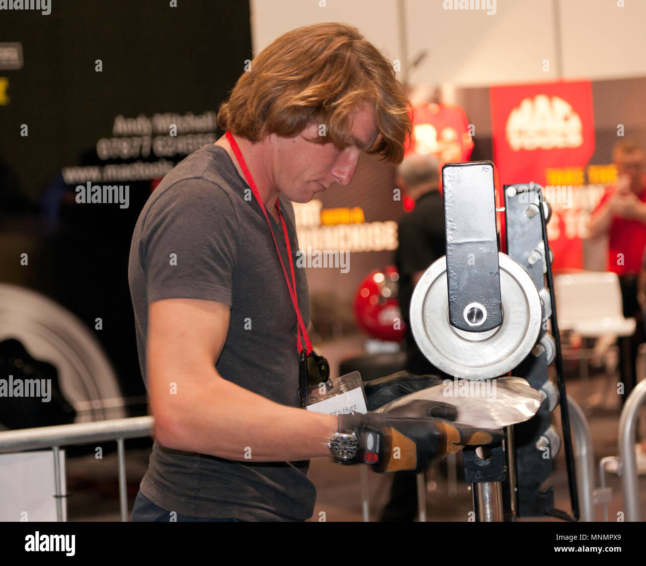 Pilote de course Freddie Hunt apprendre à l'aide d'une molette permettant de façonner un panneau métallique, à la voiture, au cours de la zone S.O.S. London Motor Show 2018. Banque D'Images