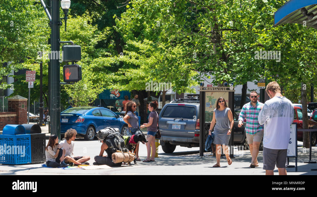 ASHEVILLE, NC, USA-13 MAI 18:un coin de rue du centre-ville d'Asheville typique sur un dimanche ensoleillé au printemps. Banque D'Images