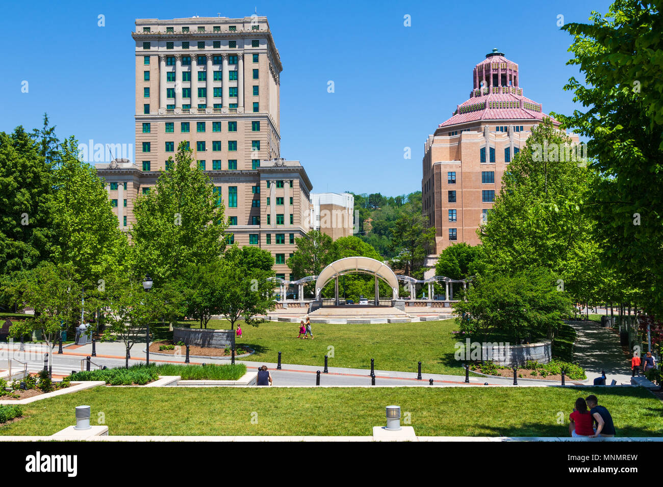 ASHEVILLE, NC, USA-13 MAI 18:17 Les étages du palais de justice du comté de Buncombe (à gauche) et l'Hôtel de ville de style art déco, situé au bord de Pack Square. Banque D'Images