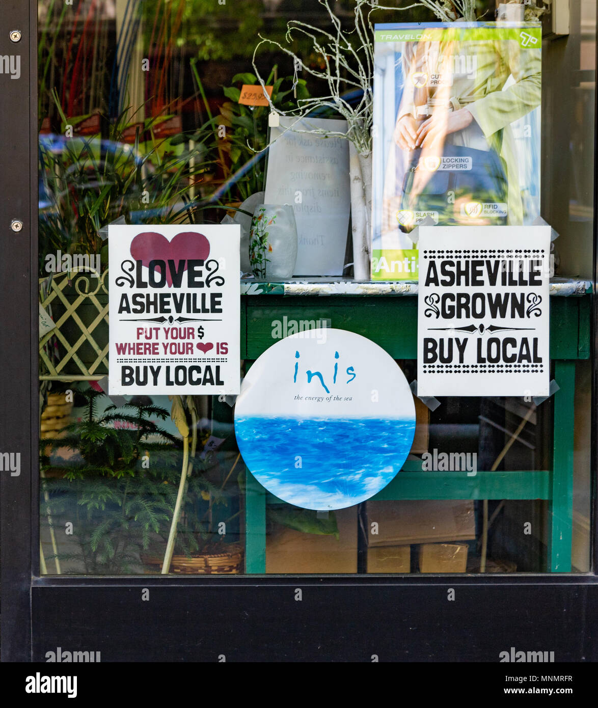 ASHEVILLE, NC, USA-13 MAI 18:Pro-Asheville affiches sur les portes d'un magasin dans le centre-ville de Asheville, NC, USA. Banque D'Images
