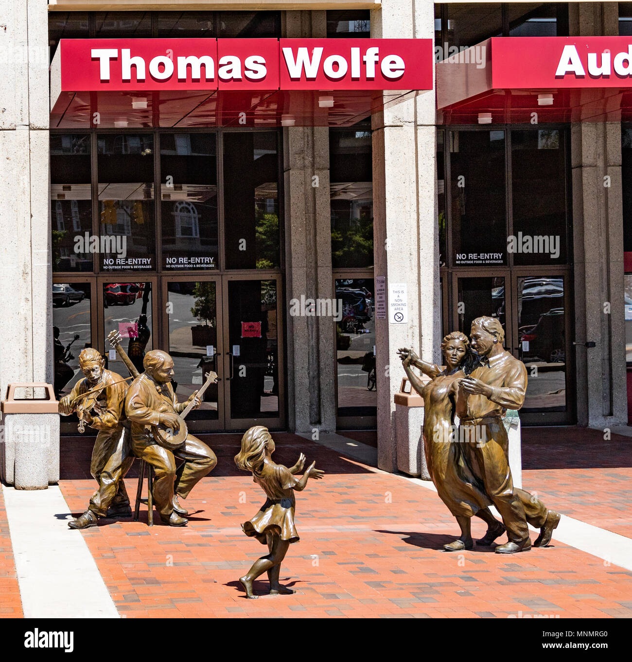 /ASHEVILLE, NC, USA-13 18 mai : Sculptures de fêtards à l'avant de l'Auditorium Thomas Wolfe à Asheville, NC, USA. Banque D'Images