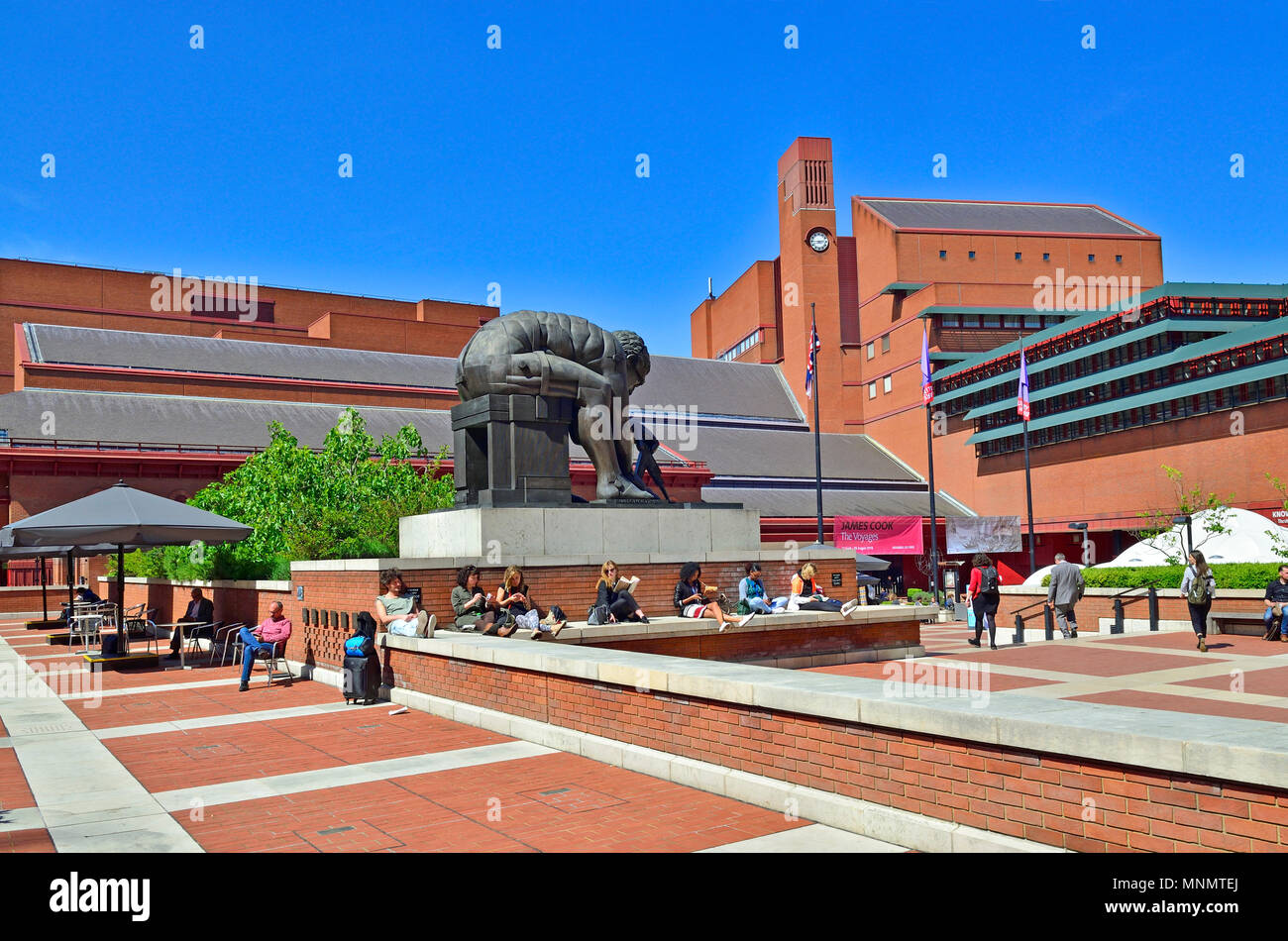 British Library, Euston Road, London, England, UK. Piazza et sculpture en bronze : 'Newton' après William Blake, par Eduardo Paolozzi (1995) Banque D'Images