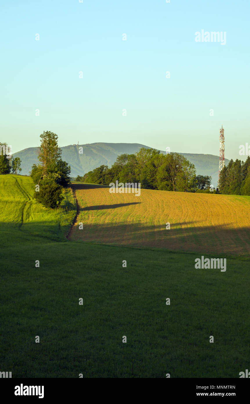 Les terres agricoles et l'arrière-plan la montagne au lever du soleil, dans Leszna Beskides de Silésie, Gorna, Pologne. Banque D'Images