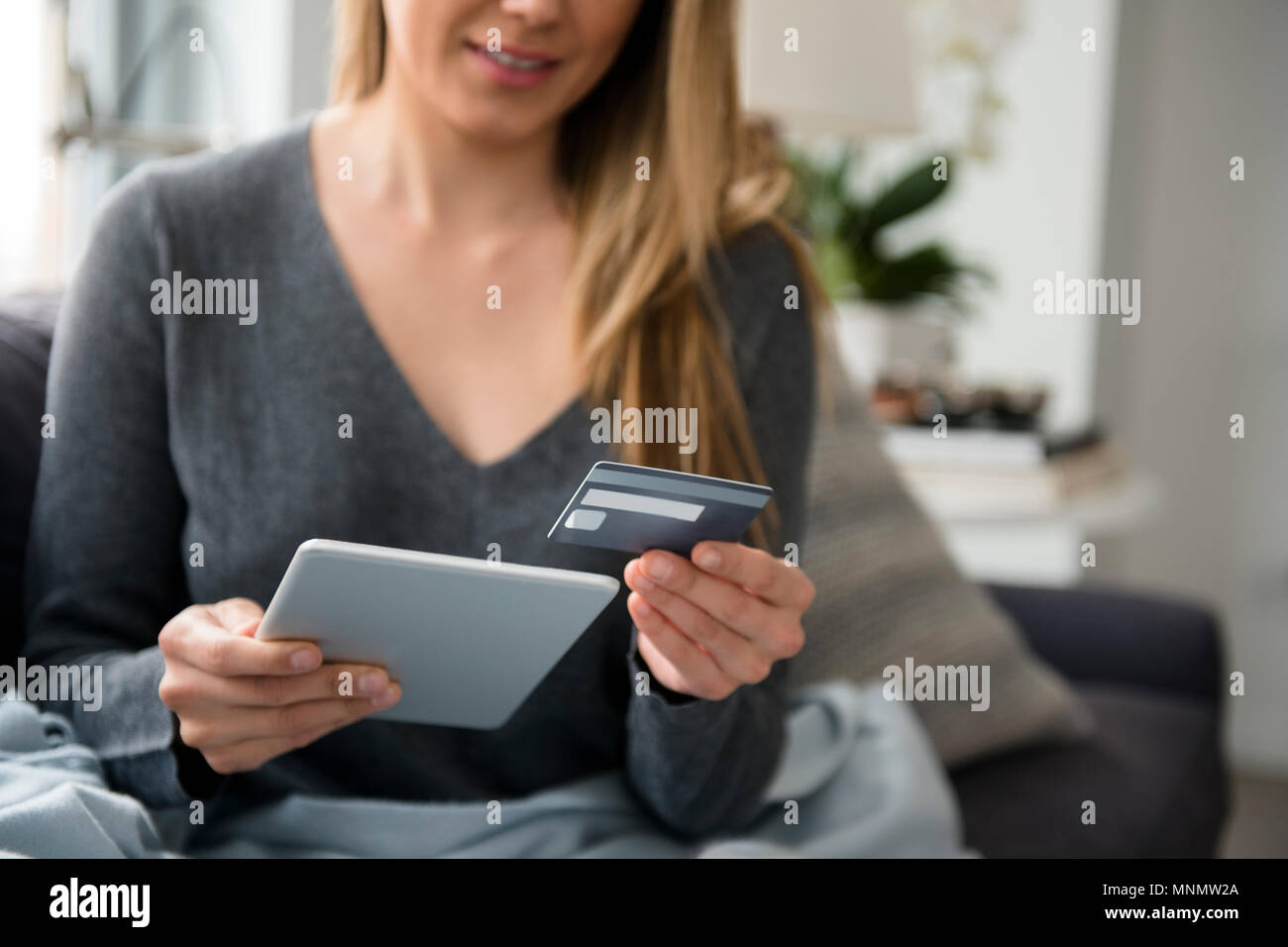Young woman shopping online Banque D'Images