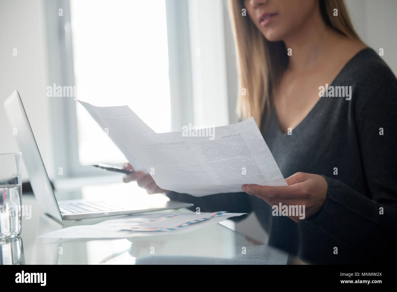 Jeune femme faisant un travail papier Banque D'Images