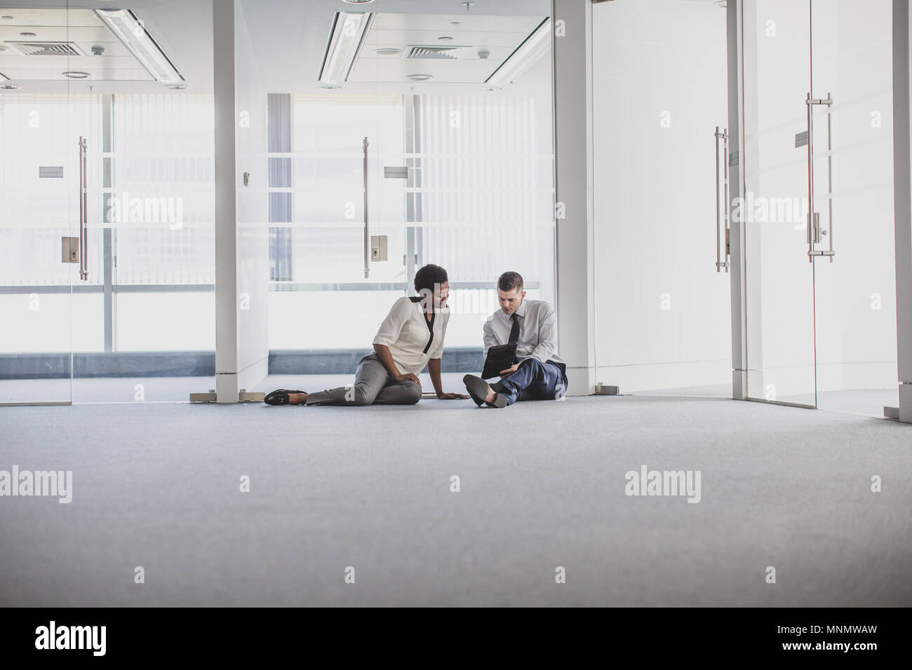 Dans la planification de leurs collègues de nouveaux espaces de bureaux Banque D'Images