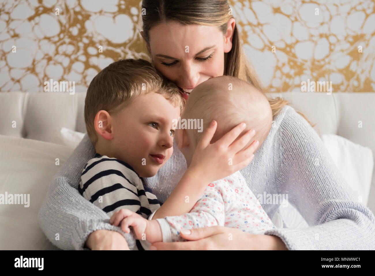Portrait de mère heureuse avec deux enfants (18 à 23 mois, 4-5) Banque D'Images Portrait de mère heureuse avec deux enfants (18 à 23 mois, 4-5) Banque D'Images