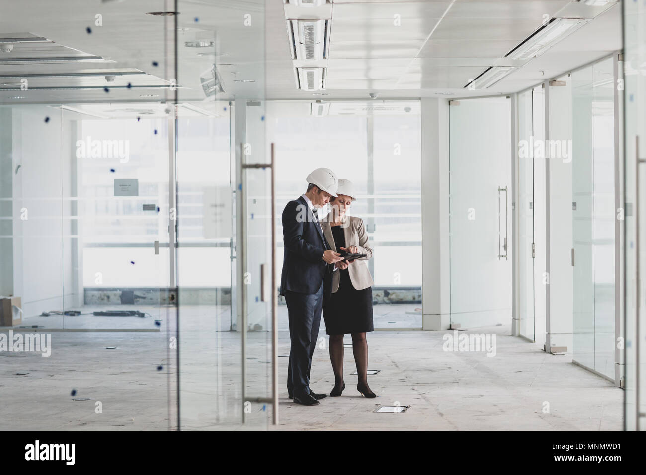 Businessman looking at nouvel espace de bureau Banque D'Images