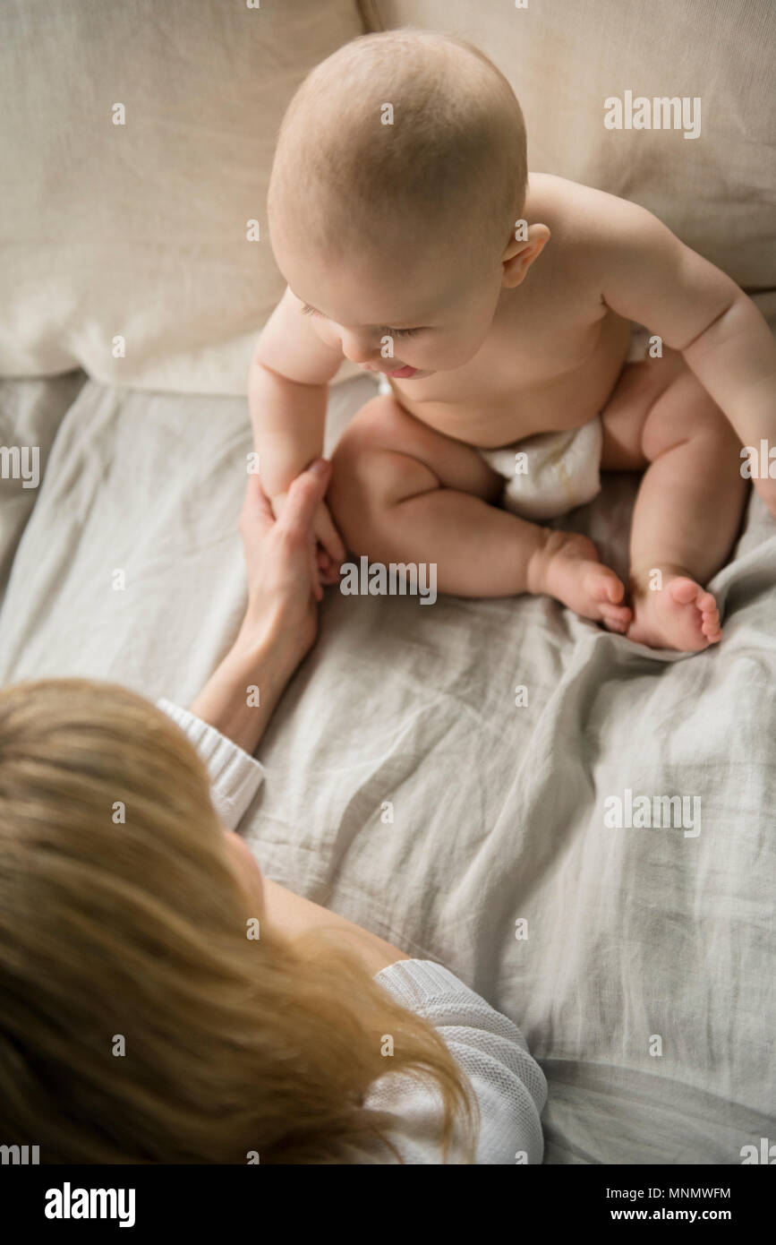 Mother with baby girl (4-5) in bed Banque D'Images