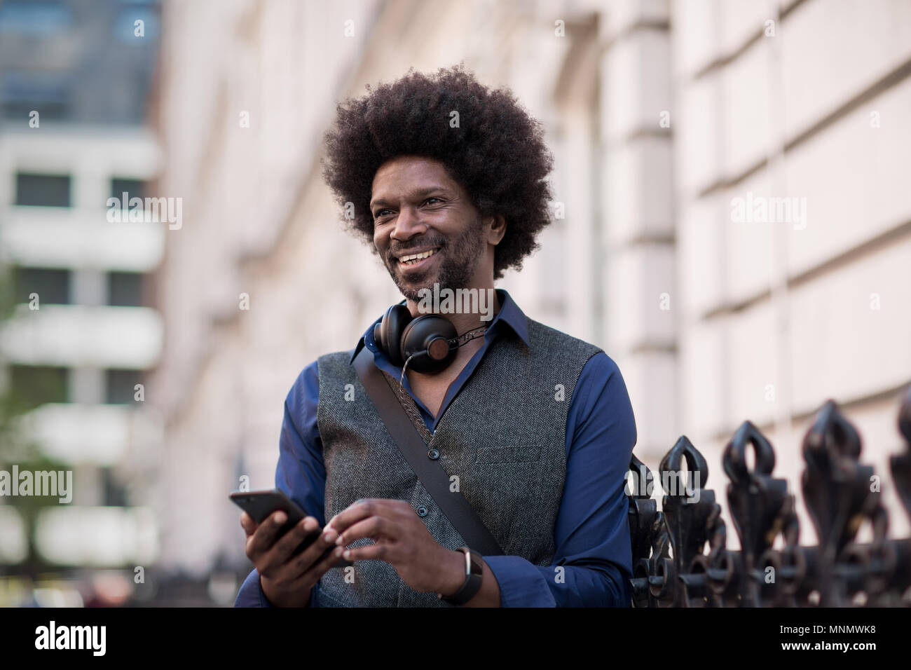 African American male en utilisant smartphone outdoors Banque D'Images