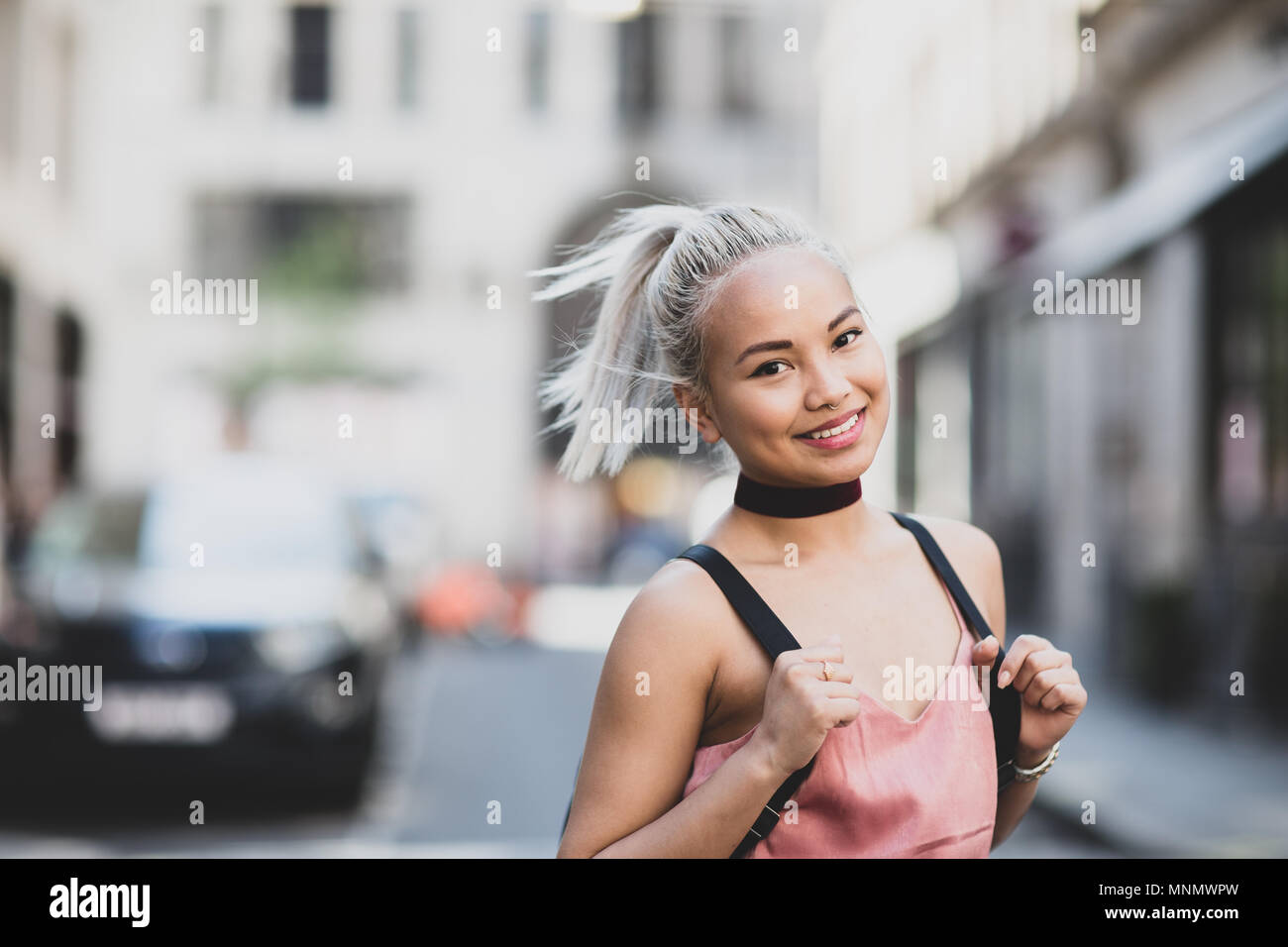 Portrait de jeune femme adulte à la recherche à l'appareil photo Banque D'Images