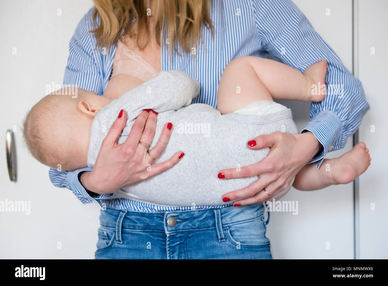 Femme fille bébé allaitement (12-17 mois) Banque D'Images