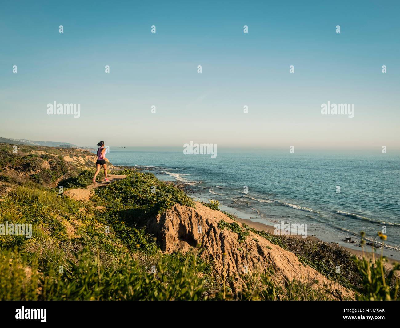 États-unis, Californie, Newport Beach, femme le long de falaise Banque D'Images