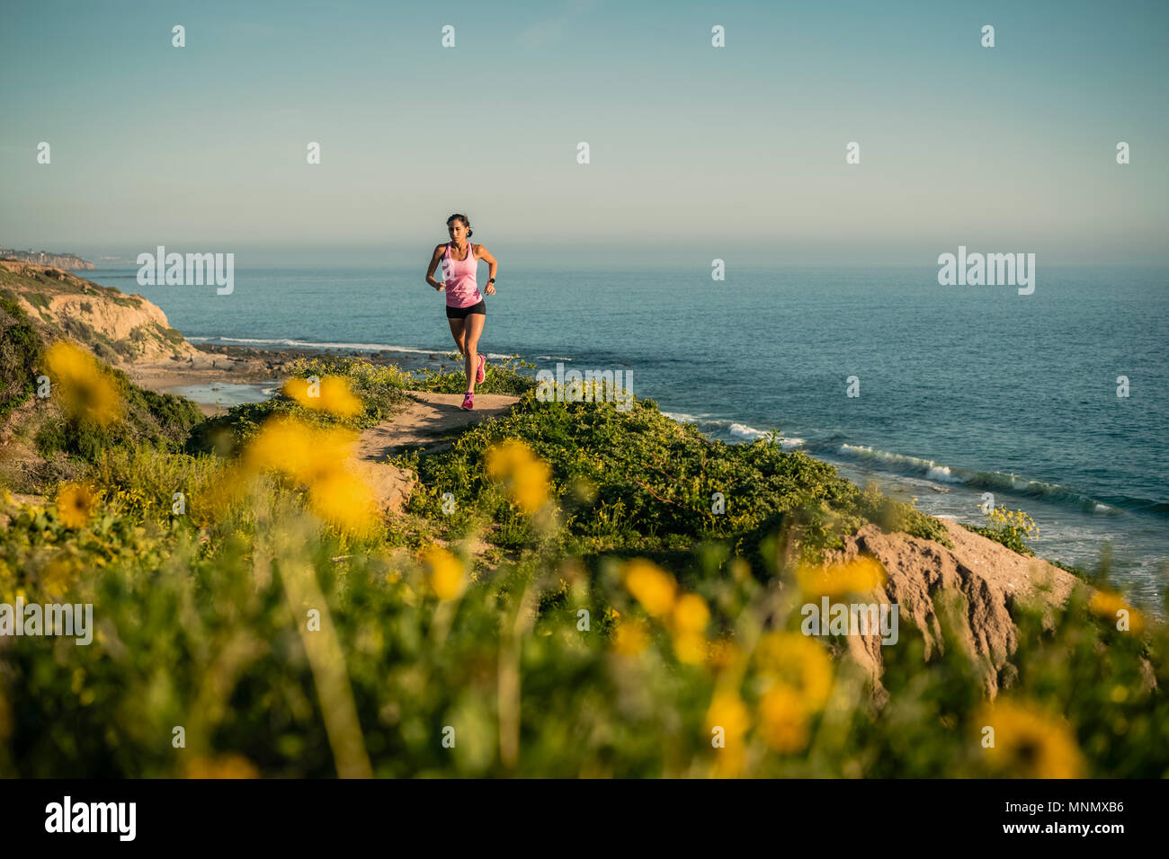 États-unis, Californie, Newport Beach, femme le long de falaise Banque D'Images