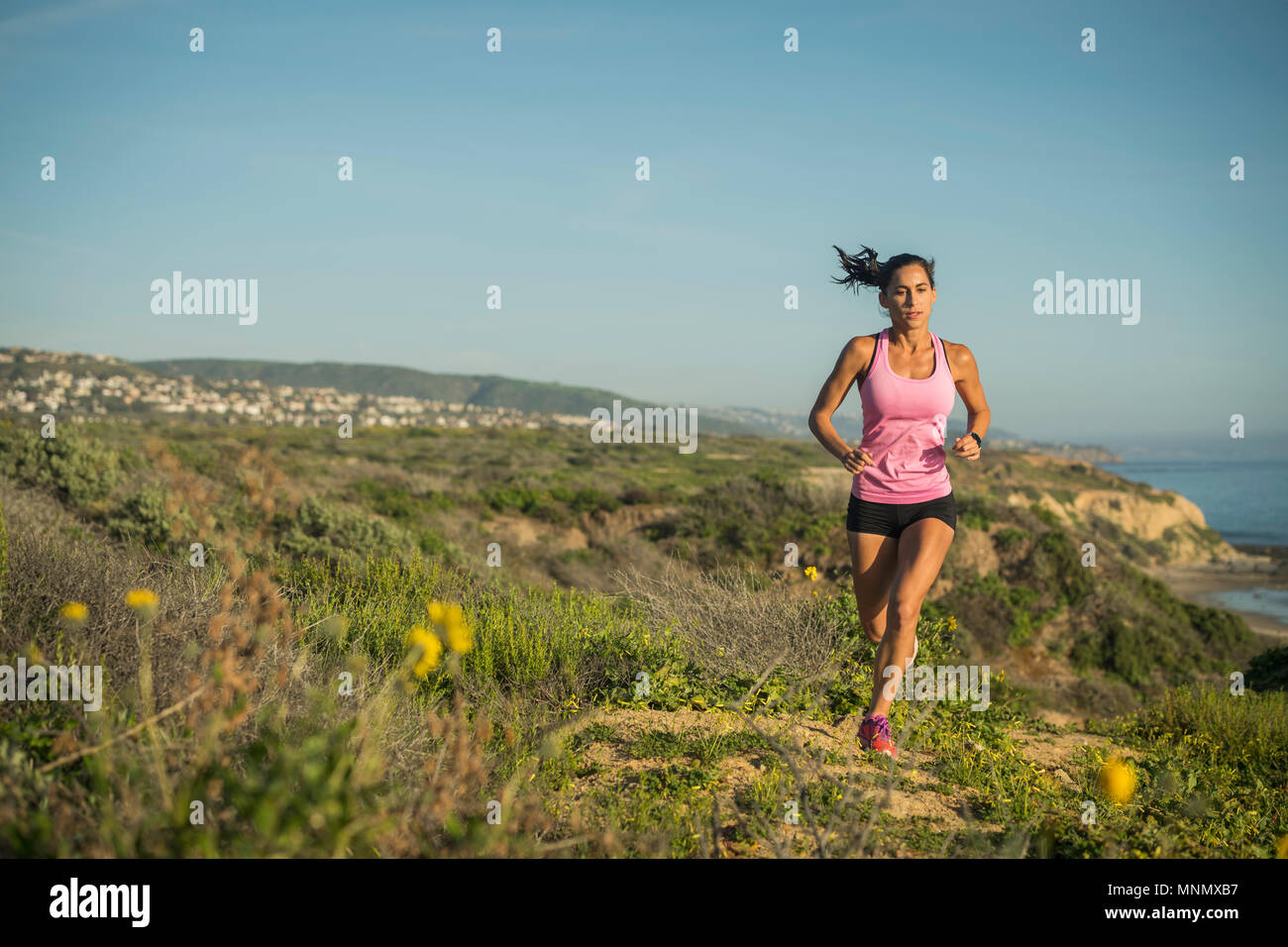 États-unis, Californie, Newport Beach, femme le long de falaise Banque D'Images