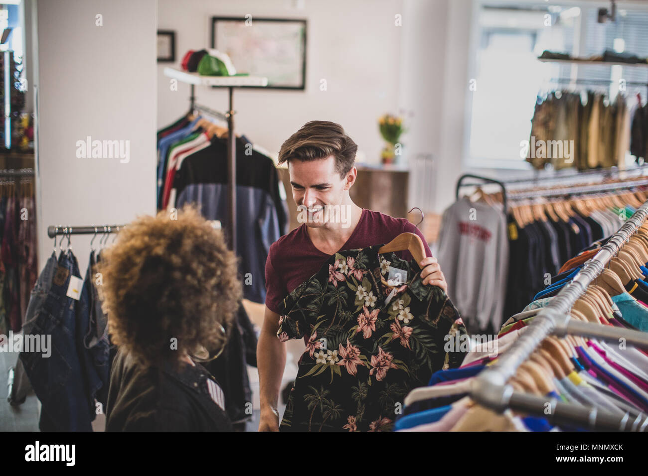 Couple millénaire dans un magasin de vêtements vintage Banque D'Images