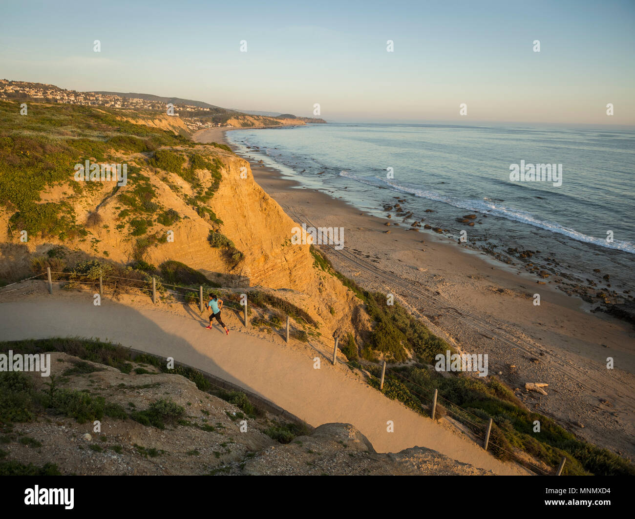 États-unis, Californie, Newport Beach, sentier le long de la femme Banque D'Images