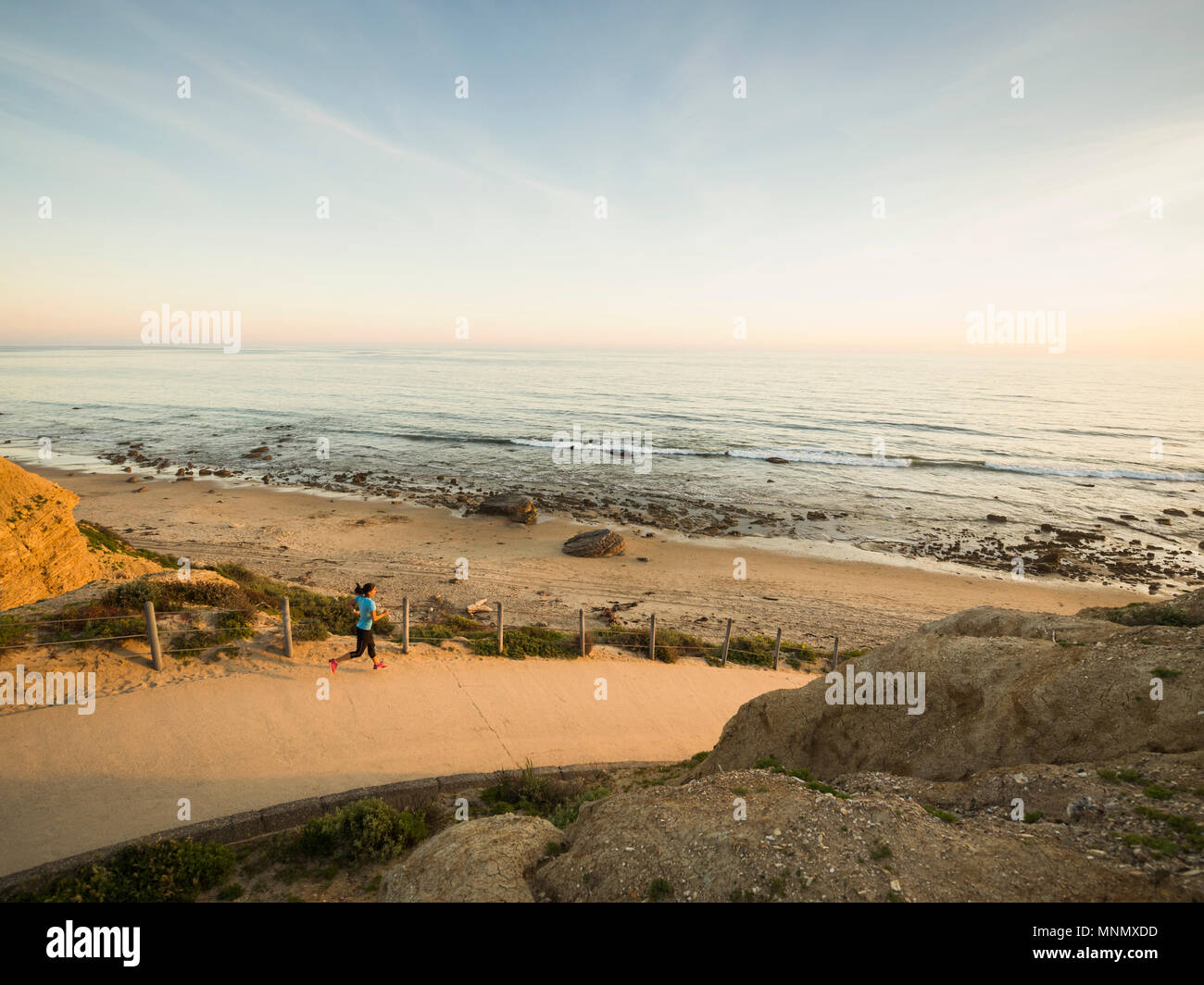 États-unis, Californie, Newport Beach, sentier le long de la femme Banque D'Images