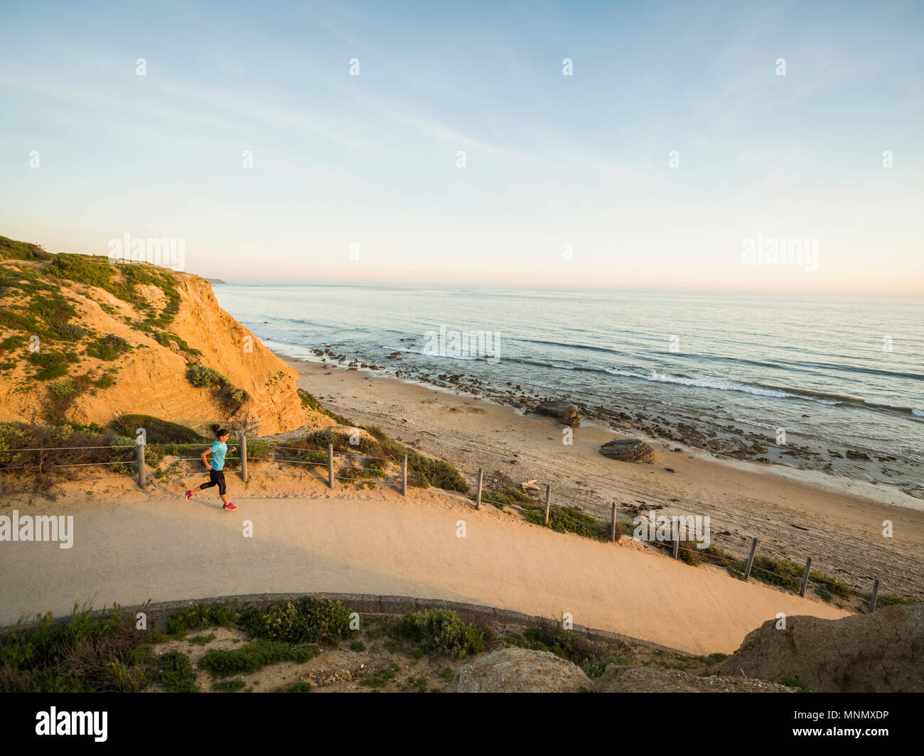 États-unis, Californie, Newport Beach, sentier le long de la femme Banque D'Images