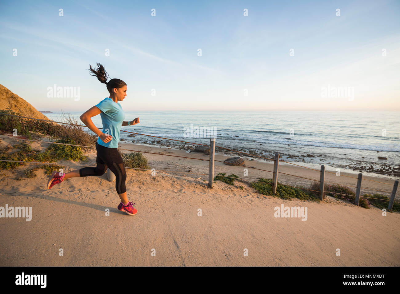 États-unis, Californie, Newport Beach, sentier le long de la femme Banque D'Images