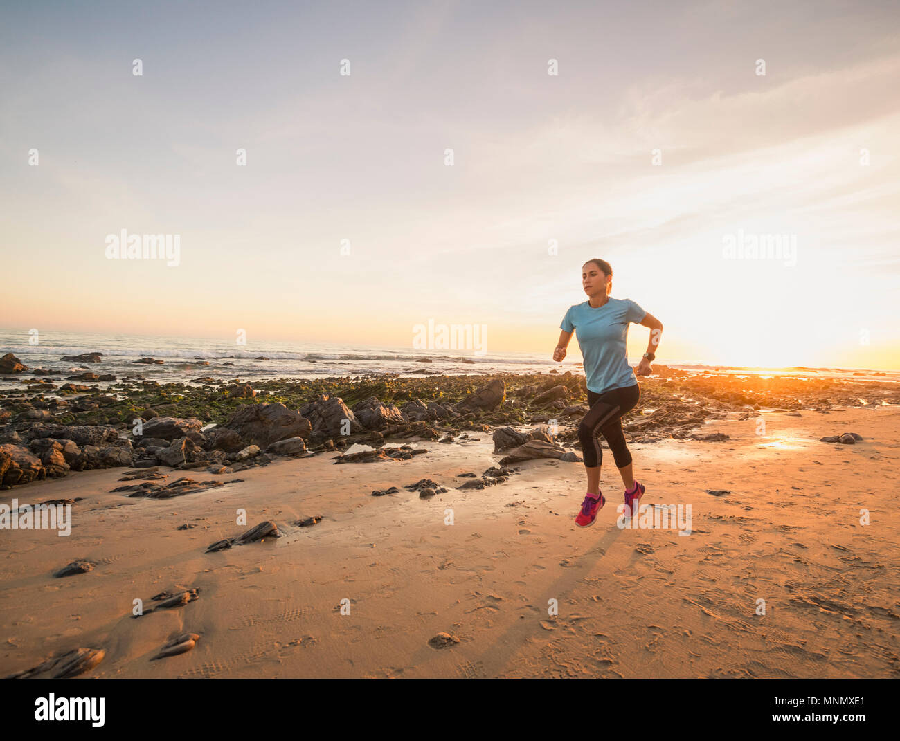 États-unis, Californie, Newport Beach, Woman running along beach Banque D'Images
