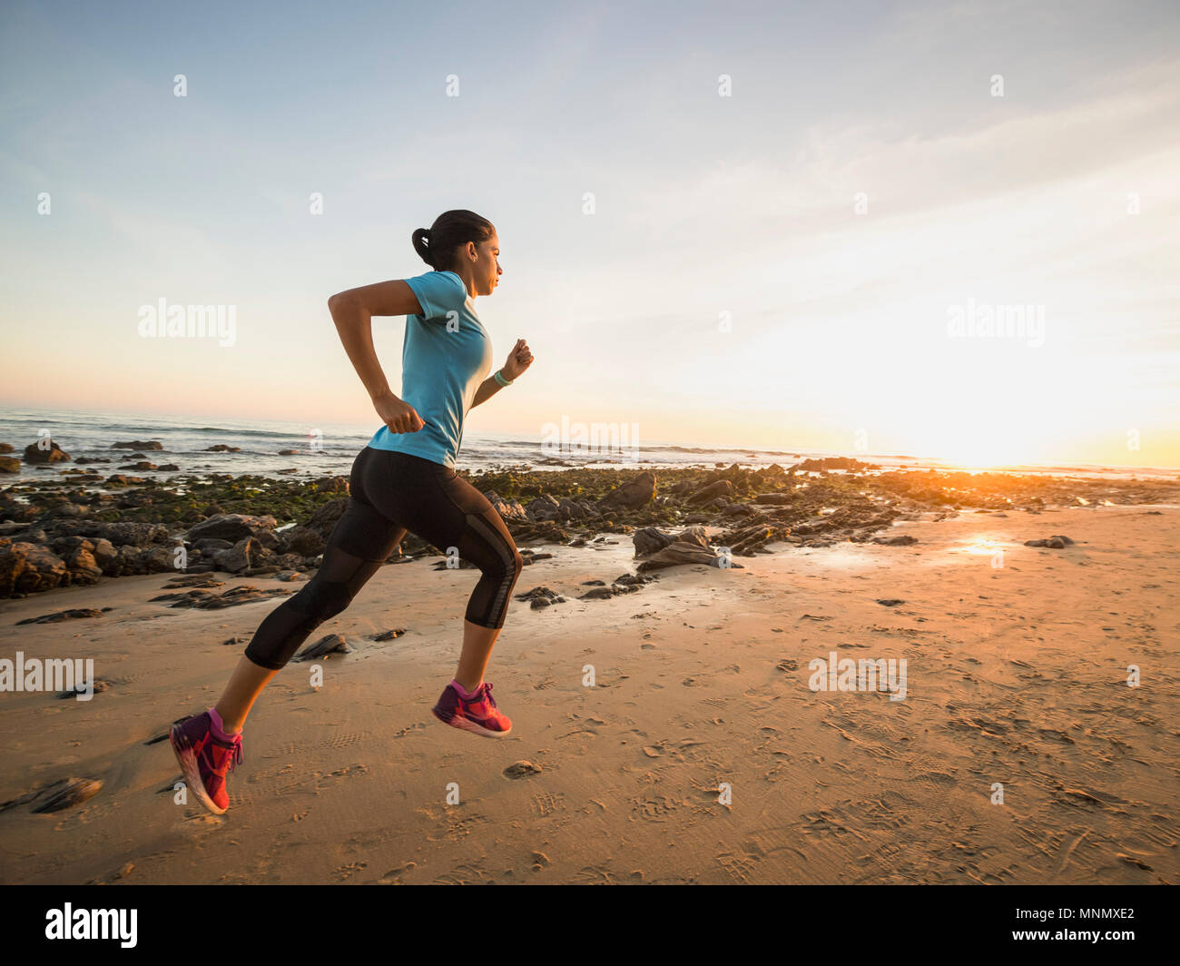 États-unis, Californie, Newport Beach, Woman jogging on beach Banque D'Images