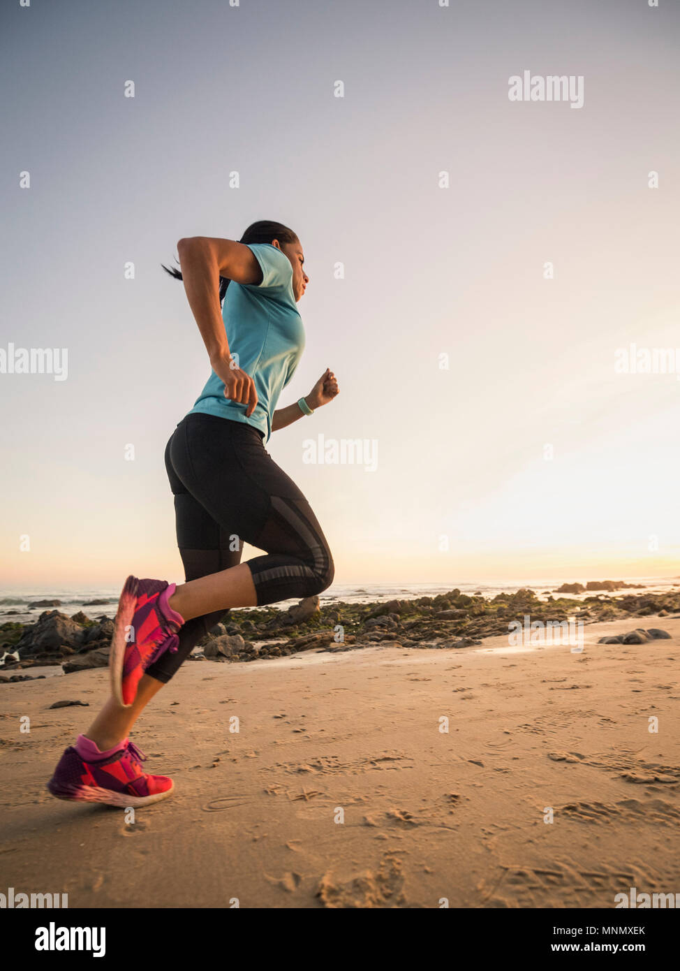 États-unis, Californie, Newport Beach, Woman jogging on beach Banque D'Images