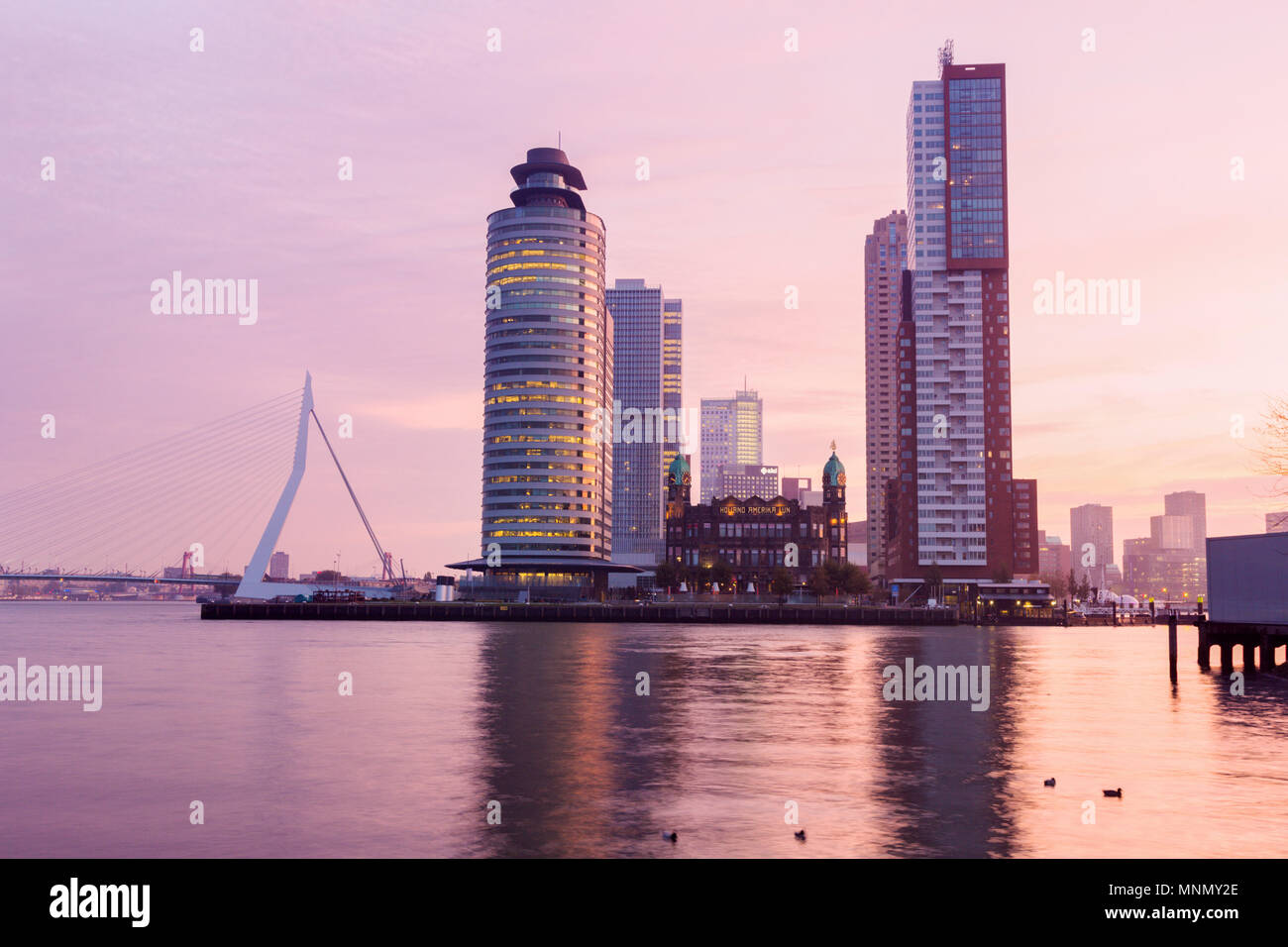 Pays-bas, Rotterdam, ancien bâtiment entre des gratte-ciel Banque D'Images