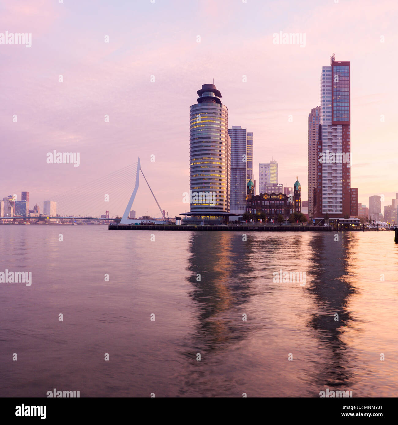Pays-bas, Rotterdam, ancien bâtiment entre des gratte-ciel Banque D'Images