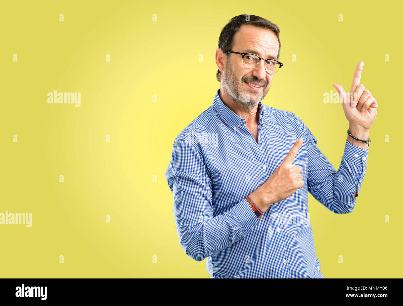 Bel homme d'âge moyen à l'écart de pointage avec son doigt côté Banque D'Images