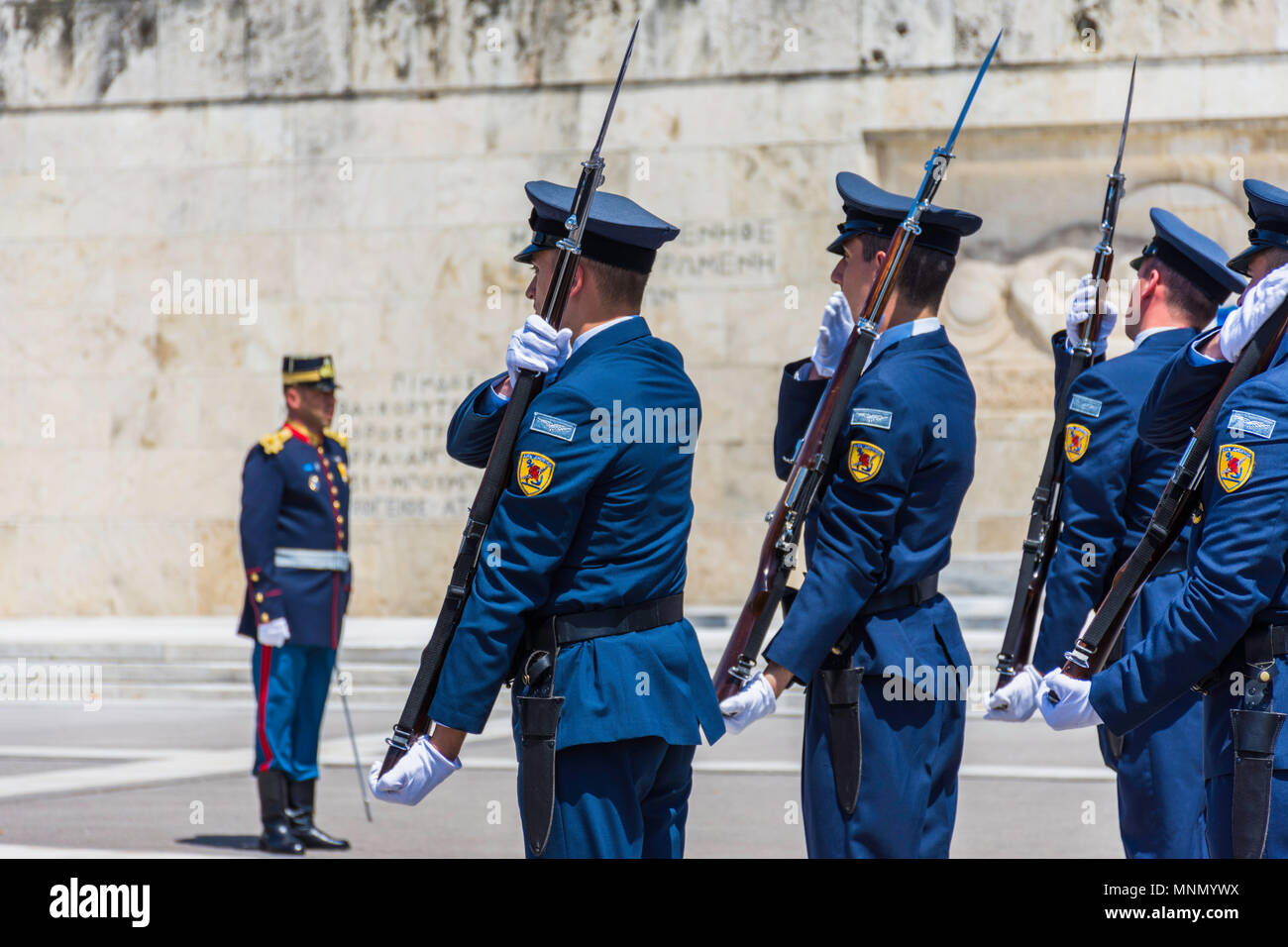 La formation d'une ligne de soldats des forces armées grecques dans la formation des militaires en uniforme. Banque D'Images