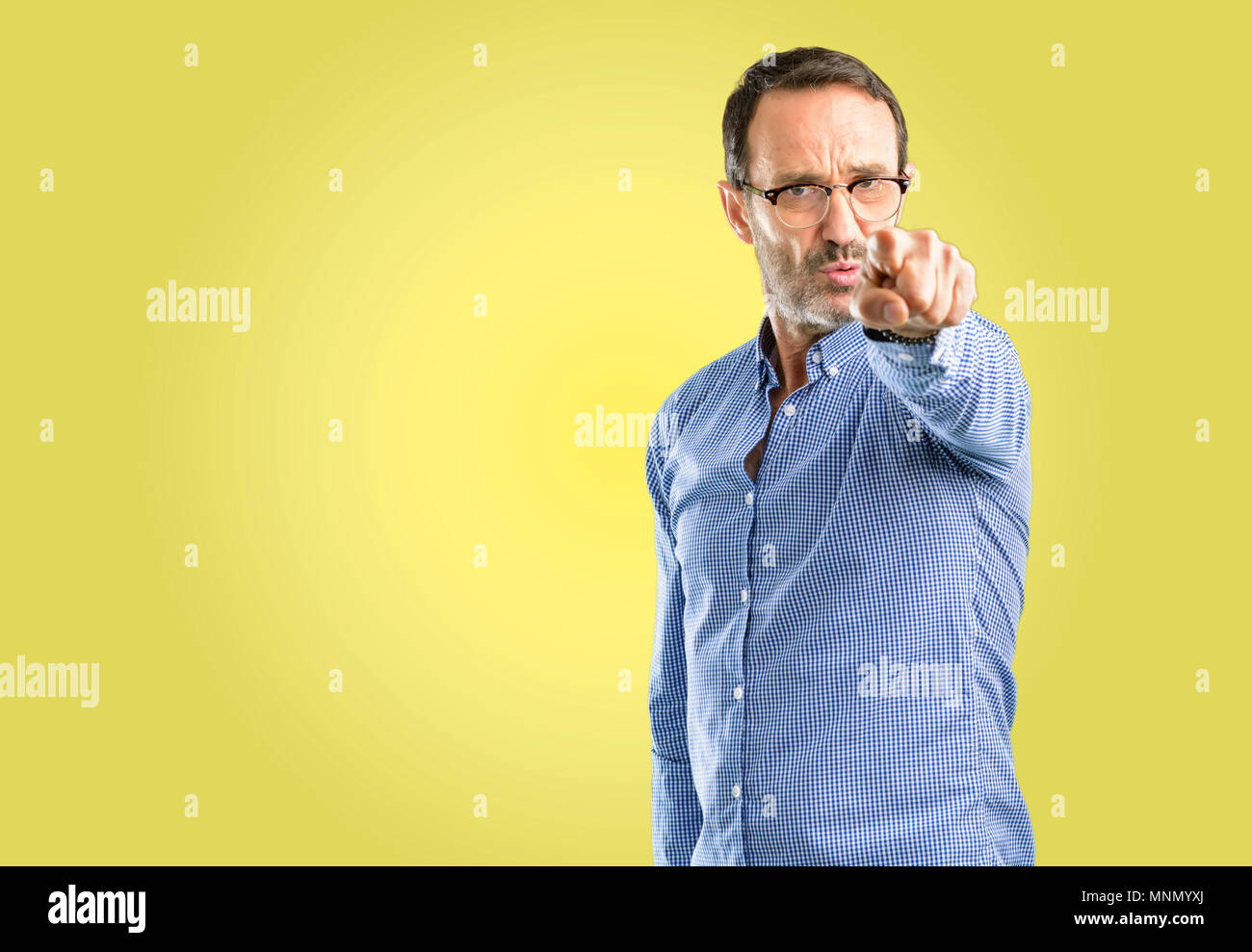 Beau moyen age homme pointant à l'avant avec le doigt Banque D'Images