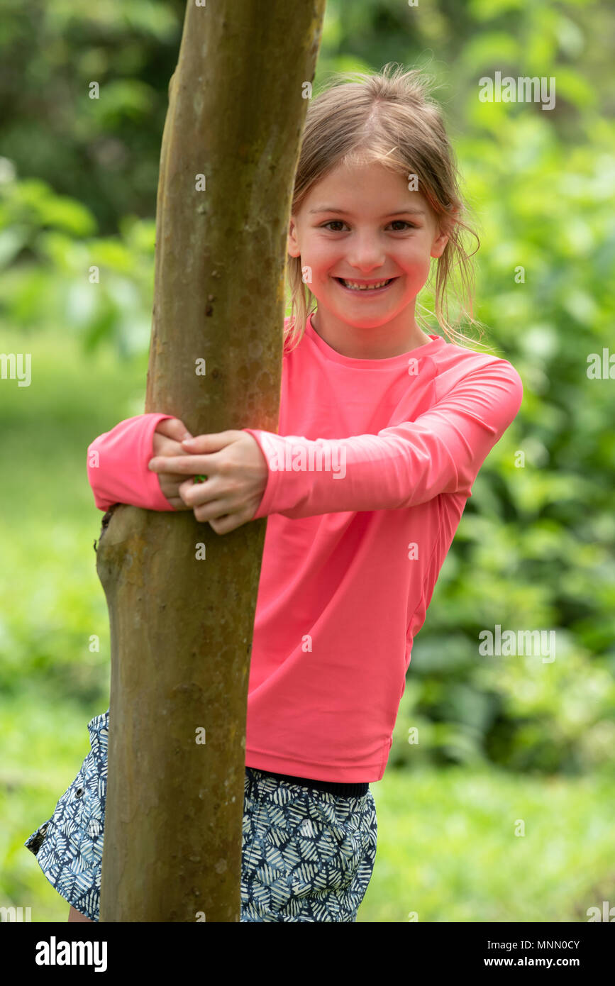 Girl holding sur un arbre, îles Galapagos, en Équateur. Banque D'Images