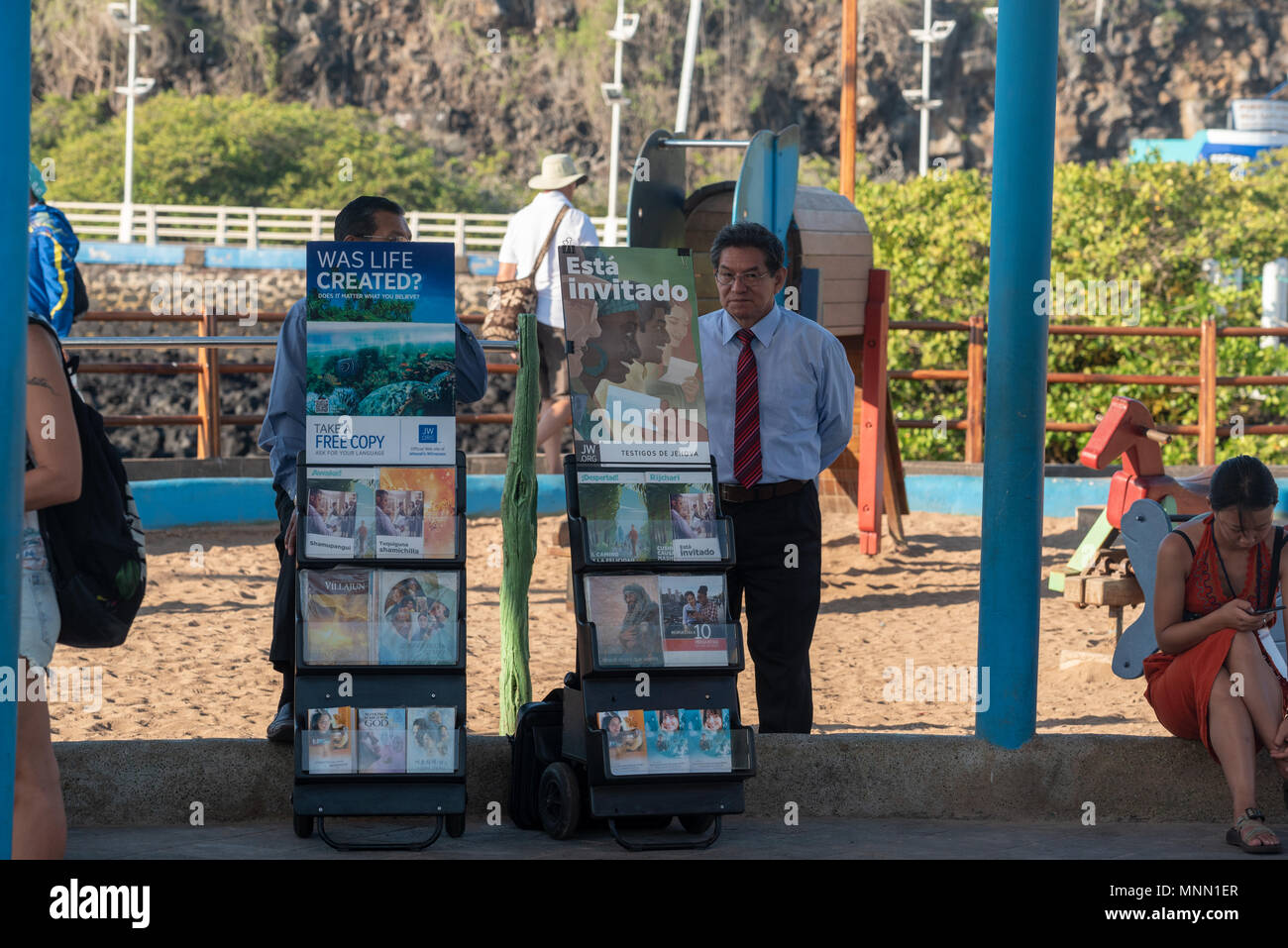 Le prosélytisme des Témoins de Jéhovah à Puerto Ayora, l'île de Santa Cruz, Galapagos, Equateur.d Banque D'Images