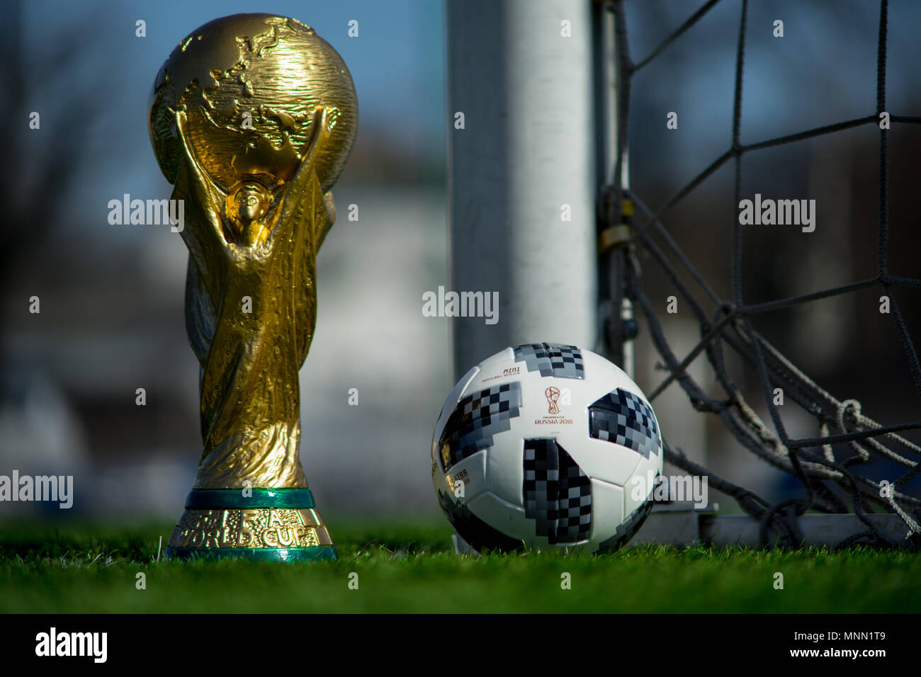 9 avril 2018 Moscou, Russie Trophée de la Coupe du Monde de la Fifa et  ballon officiel de la Coupe du Monde FIFA 2018 Adidas Telstar 18 sur  l'herbe verte du footbal