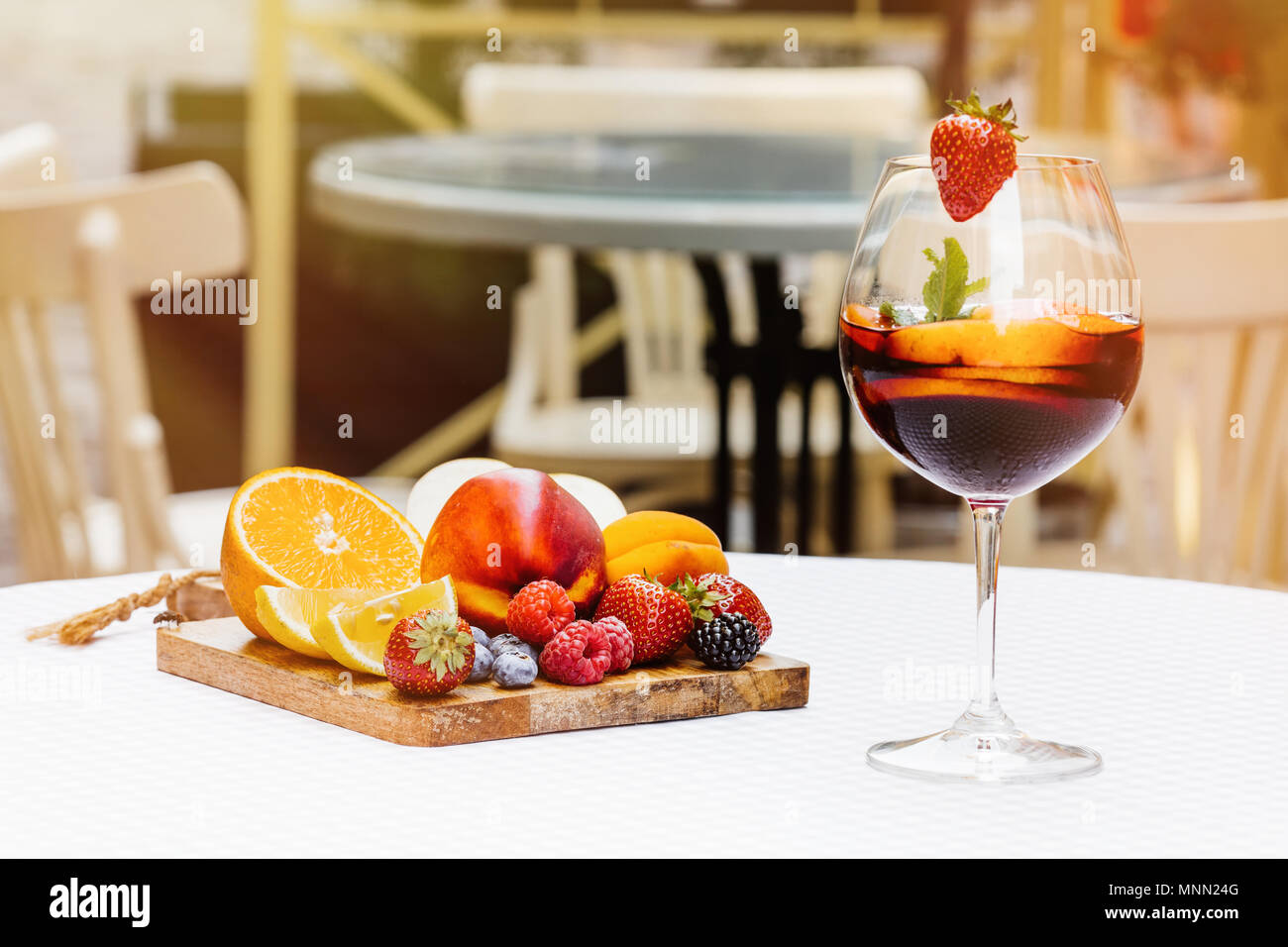 Boisson d'été traditionnels - sangria rouge, rose et blanc. Avec champagne, vin rouge et rose, fraises, oranges, citron, pomme verte et le pamplemousse. copie espace pour le texte. Banque D'Images