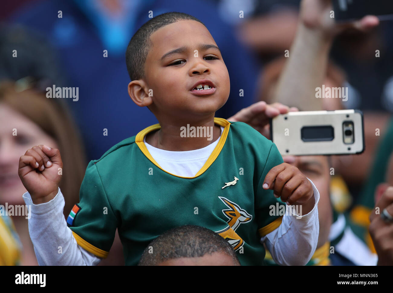 CAPE TOWN, AFRIQUE DU SUD - Samedi 7 octobre 2017, un jeune spectateur chante l'hymne national comme son siège au haut de l'épaule de son père, au cours d'e Banque D'Images