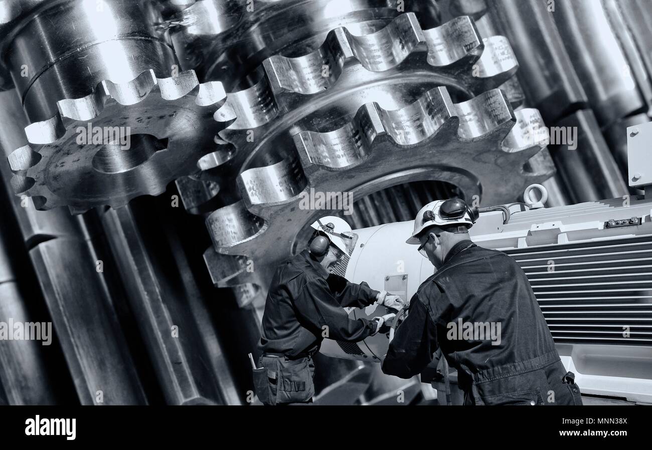 Deux travailleurs de l'usine sidérurgique géant d'exploitation des machines. Banque D'Images