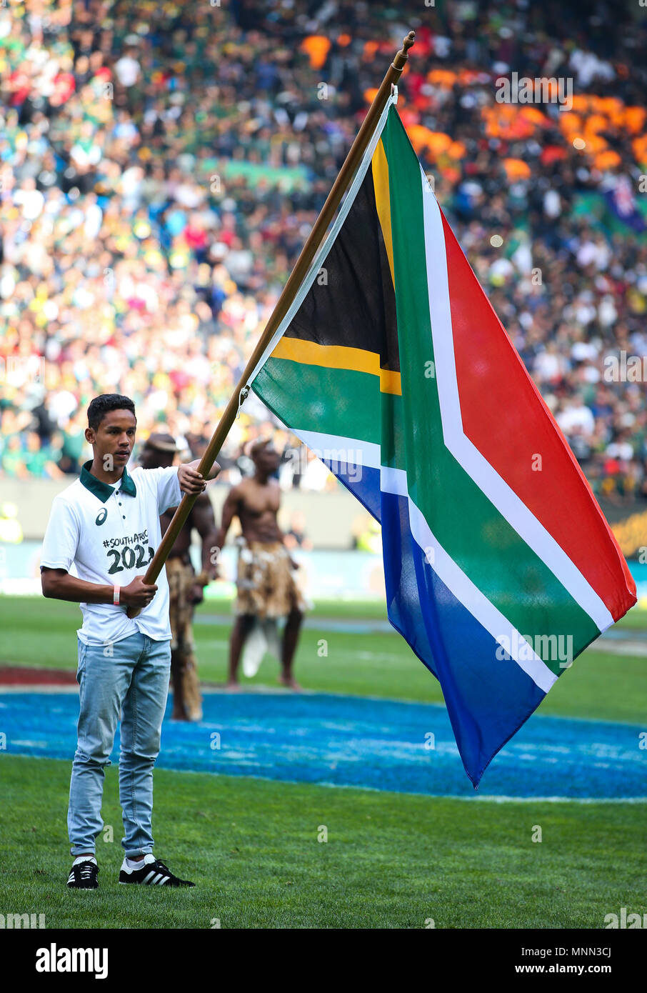 CAPE TOWN, AFRIQUE DU SUD - Samedi 7 octobre 2017, Breyton Poole, les championnats du monde de moins de 18 ans championne de saut en hauteur, porte le drapeau national d'Afrique du Sud Banque D'Images