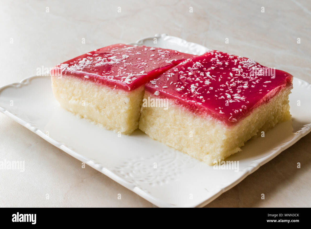Muhallebi Dessert Turc De La Semoule Au Lait Avec La Gelee De Framboise Et De Poudre De Noix De Coco Trilece Dessert Traditionnel Photo Stock Alamy
