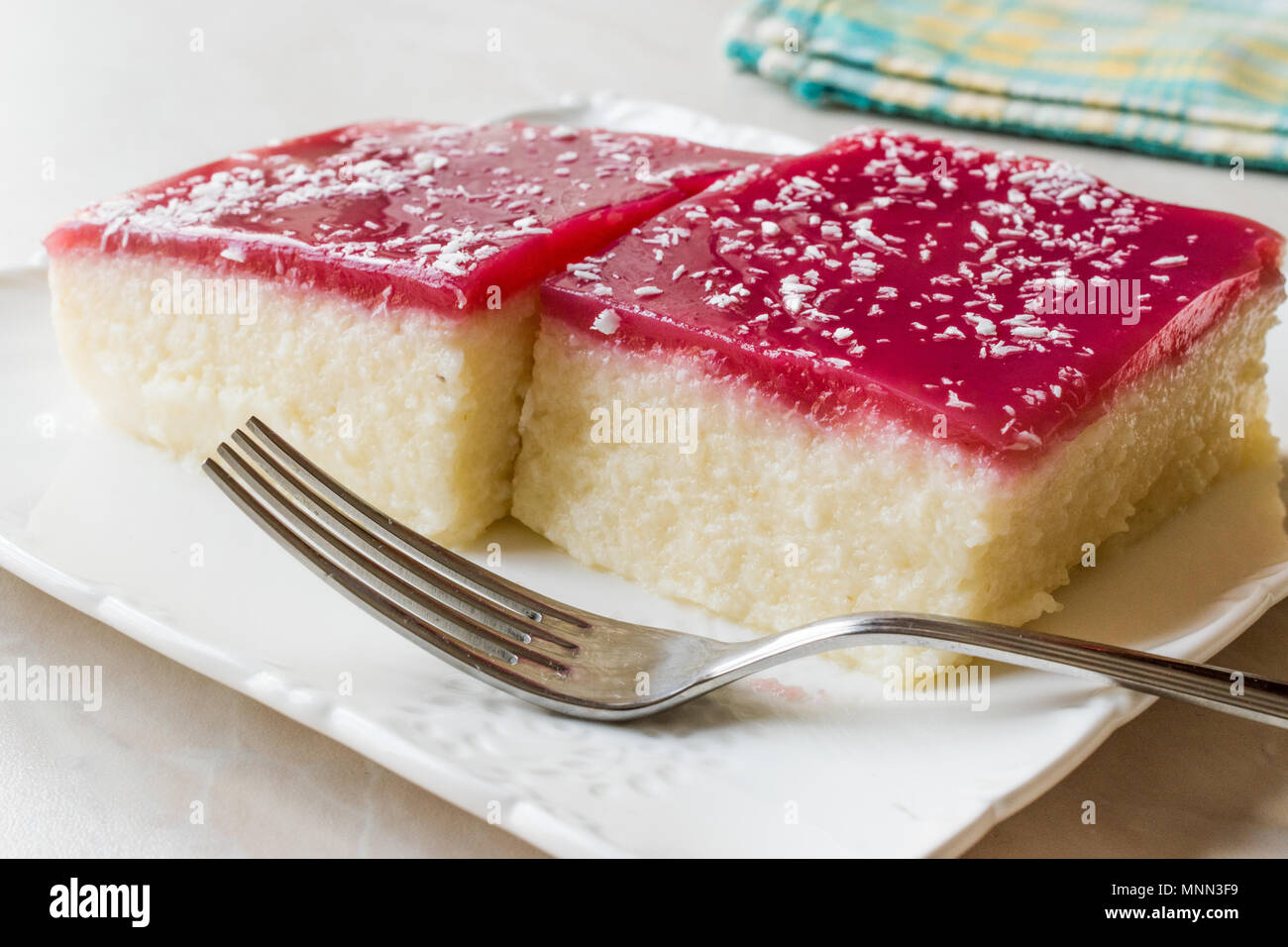 Muhallebi Dessert Turc De La Semoule Au Lait Avec La Gelee De Framboise Et De Poudre De Noix De Coco Trilece Dessert Traditionnel Photo Stock Alamy