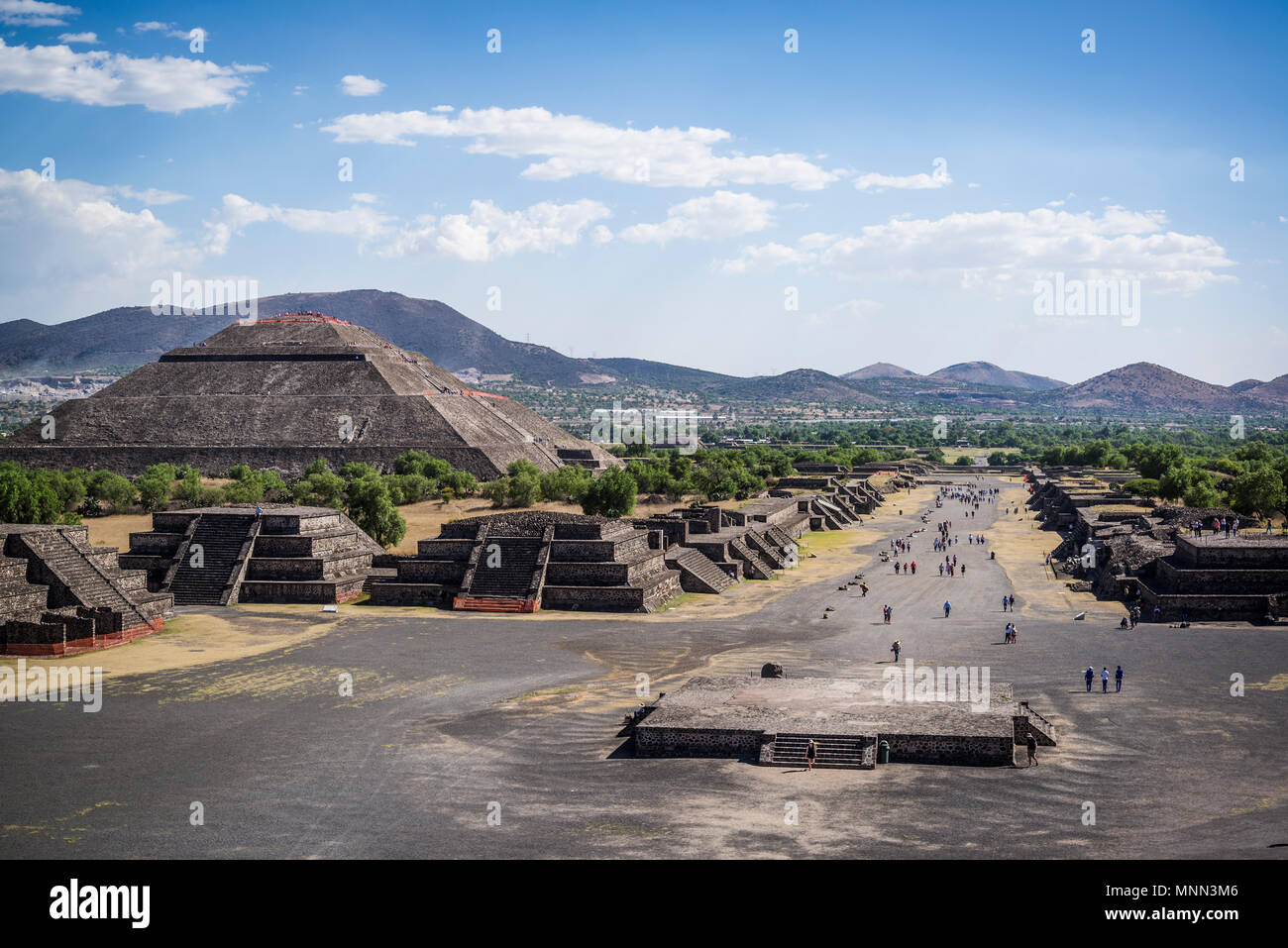 Vue sur l'Avenue des Morts et la Pyramide du soleil, à partir de la pyramide de la Lune. Complexe archéologique de Teotihuacan, au nord-est de la ville de Mexico, Banque D'Images