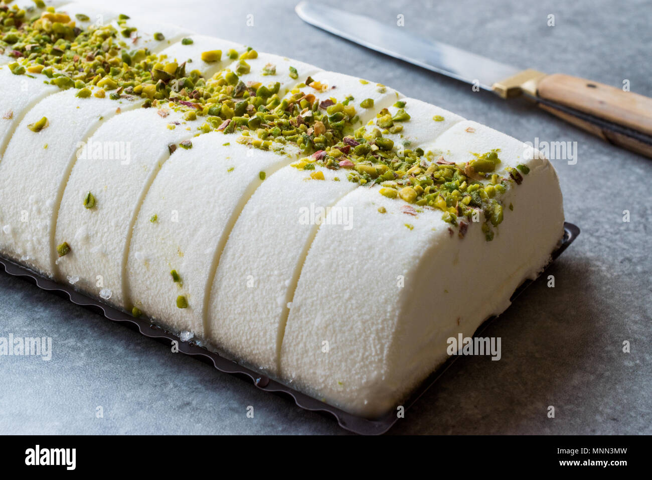 Maras turc de la glace à la vanille à la Pistache en poudre. Dessert d'été  traditionnels Photo Stock - Alamy