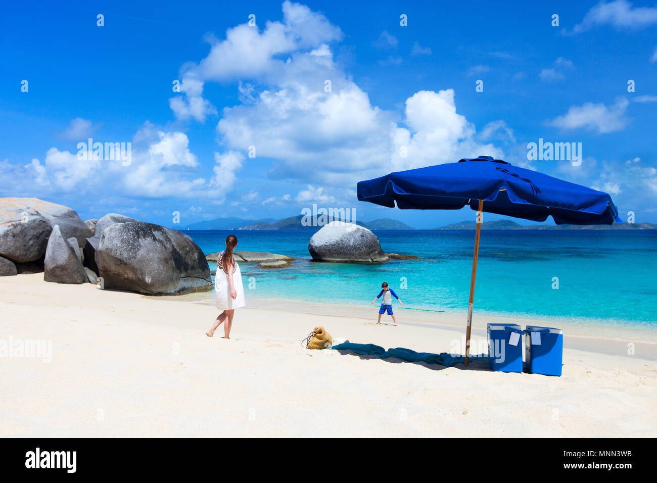 Zoom Sur La Plage Avec Parasol Bleu Turquoise Sable Blanc