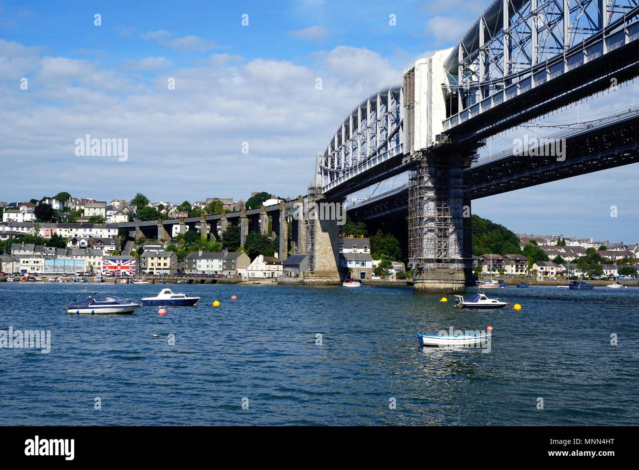 Une vue sur le pont Tamar et Saltash de plus de l'eau, y compris l'Union Inn, un pub avec l'Union Flag peintes sur toute sa façade Banque D'Images