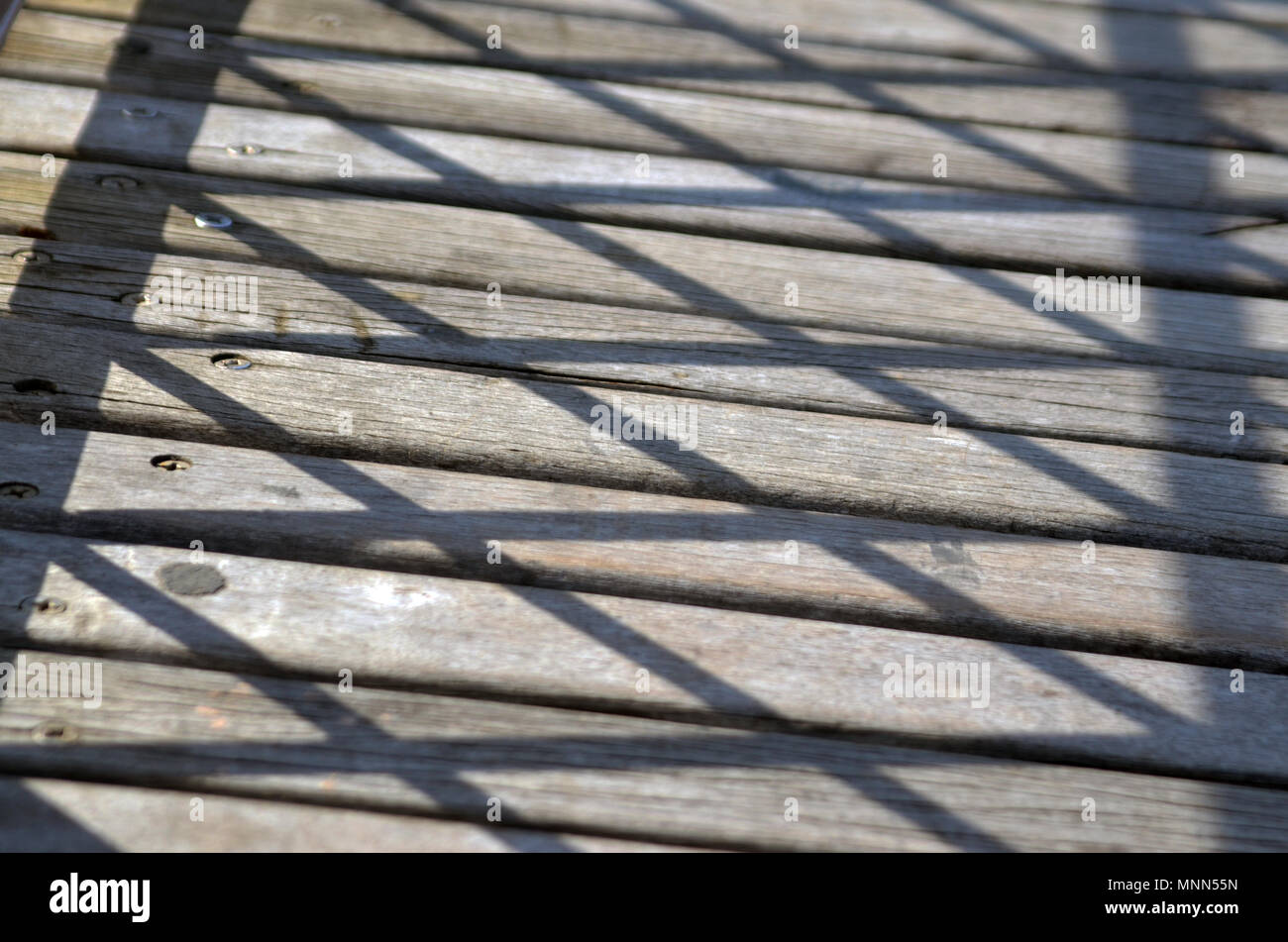 Alternance de l'ombre sur des planches sur l'emblématique pont de Brooklyn Banque D'Images