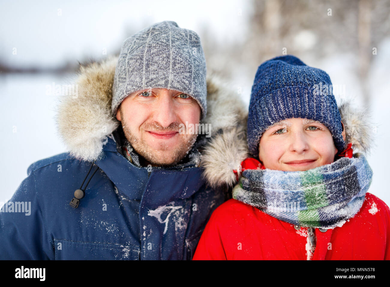 Famille du père et son fils à l'extérieur sur la belle neige d'hiver Banque D'Images
